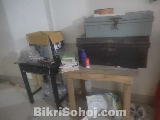 টেবিল এবং ট্রাঙ্ক